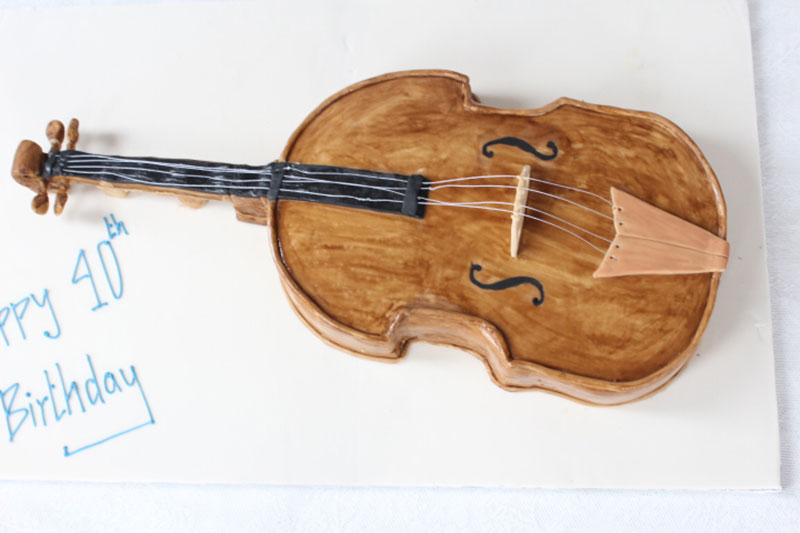 Violin-Shaped-Birthday-Cake.jpg